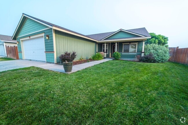 Building Photo - 4 Bedroom 2 Bath Home for Rent