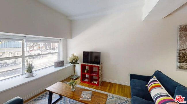 Photo - 901 S Broadway Unidad 204