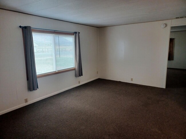 Photo - 8216 Homedale Rd