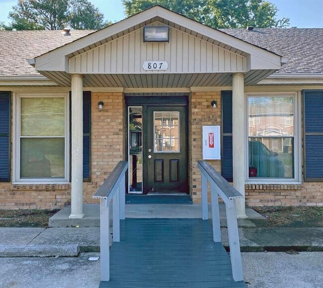 Building Photo - 807-B Golfview Place Rental
