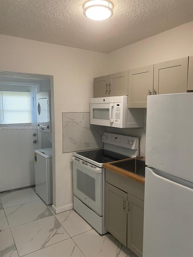 Photo - 2861 NW 15th Ct Unit 2