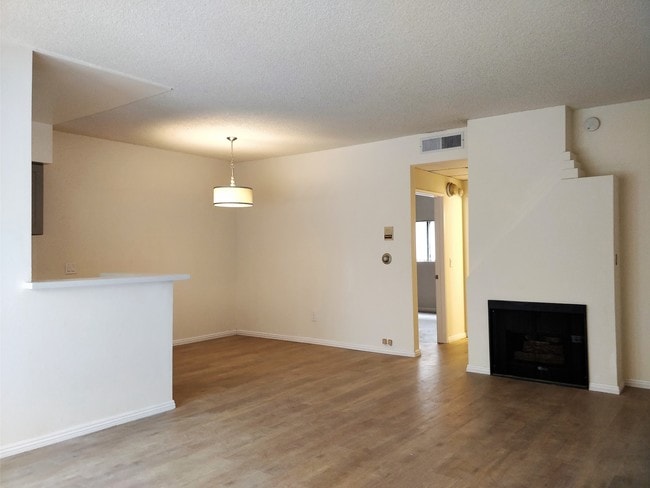 Photo - 2584 S Centinela Ave Unidad 3