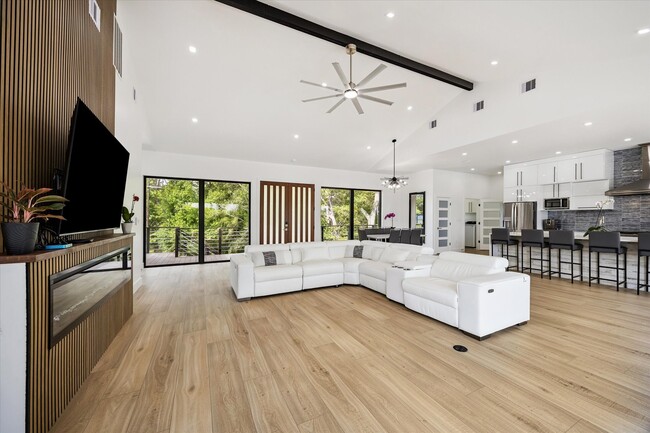 Photo - 407 Brook Hollow Dr