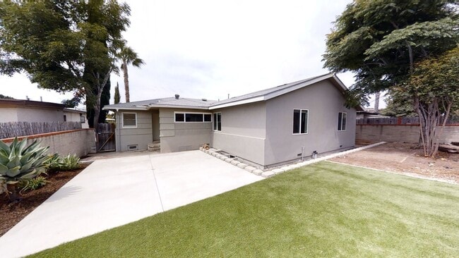 Building Photo - Large House on Dorothy Dr!