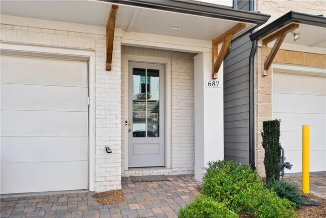 Photo - 687 Stickley Oak Way