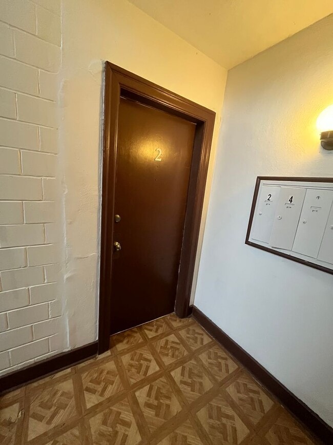 Building Photo - 1028 E 5th St Unit 2