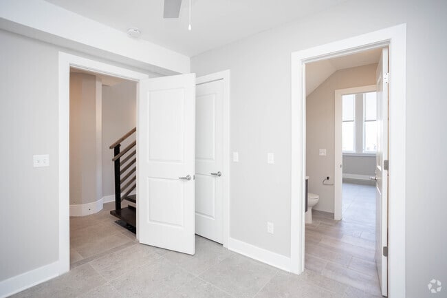 2BR, 2BA - 887SF