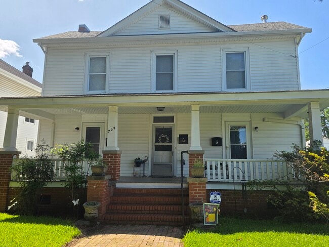 Front of building - 703 1st St Apartments Unit B