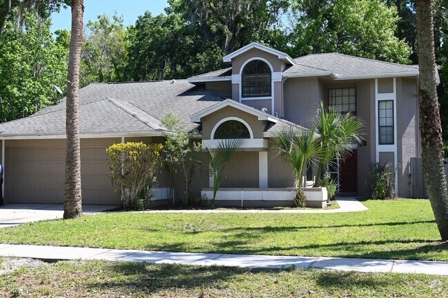 Building Photo - Tuskawilla Area 4 bedroom 3 bath Pool Home