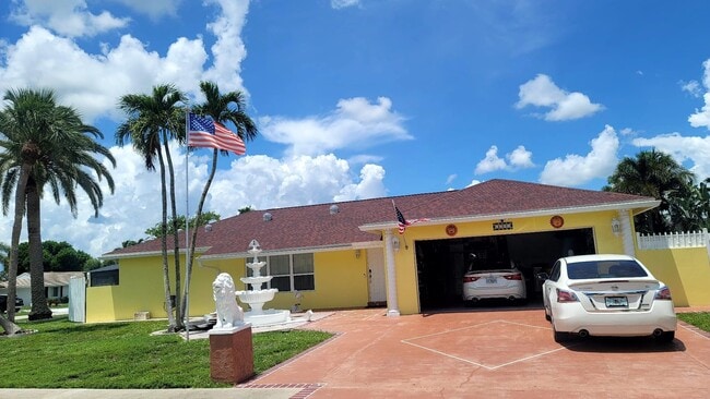 Photo - 1283 Larch Way