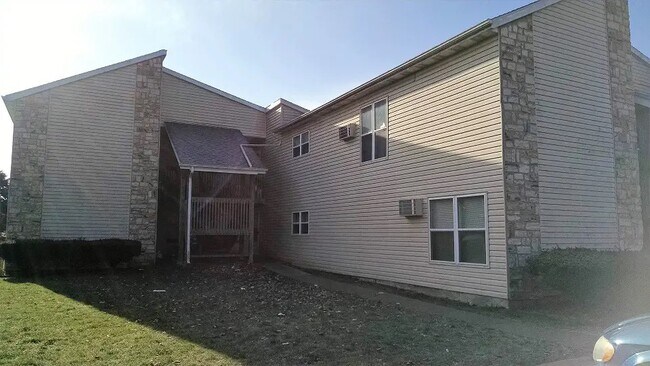 Building Photo - 170 E 2nd St Rental
