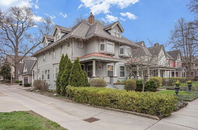 414 Paris Ave SE