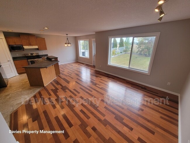 Photo - 17218-17288 88 St NW