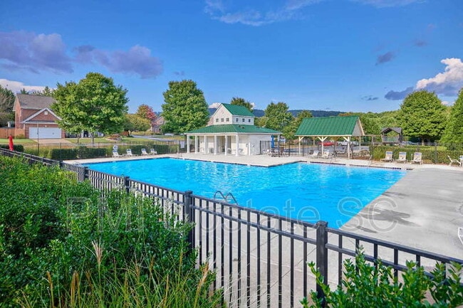 Photo - 120 Haddington Ln