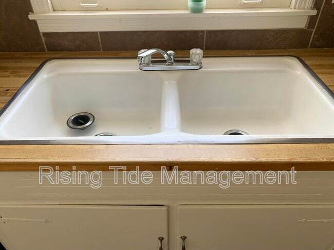 Photo - 928 5 Mile Rd