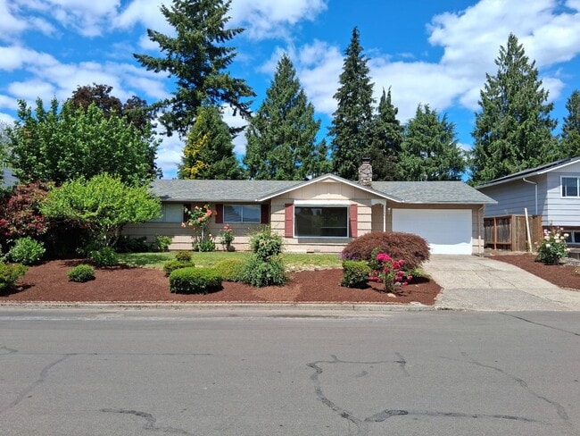 Building Photo - Great location in Milwaukie, OR! 3 bedroom 1 bath home with a large yard!