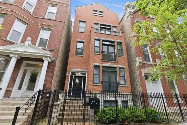 Photo - 1038 N Marshfield Ave Unit 3