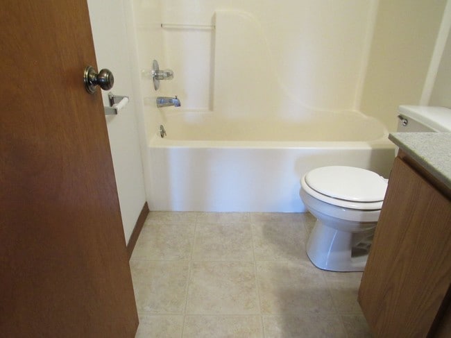 Photo - Maple Leaf Apts.