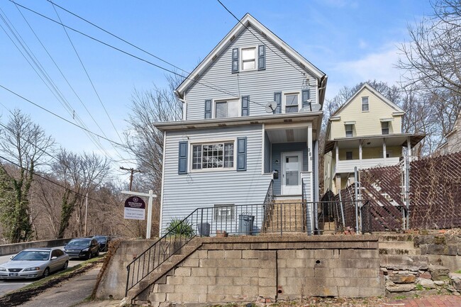 Building Photo - Beautiful Home with Central Air and Main Floor Laundry, Gateway School District