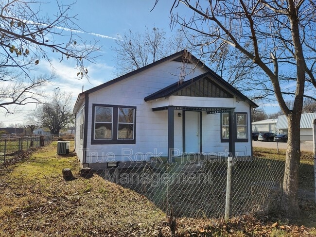 Photo - 231 W 4th St