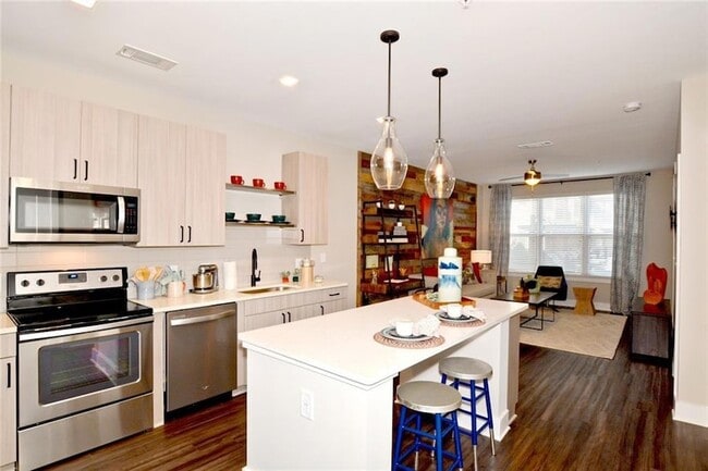 Building Photo - 465 Memorial Dr SE Rental