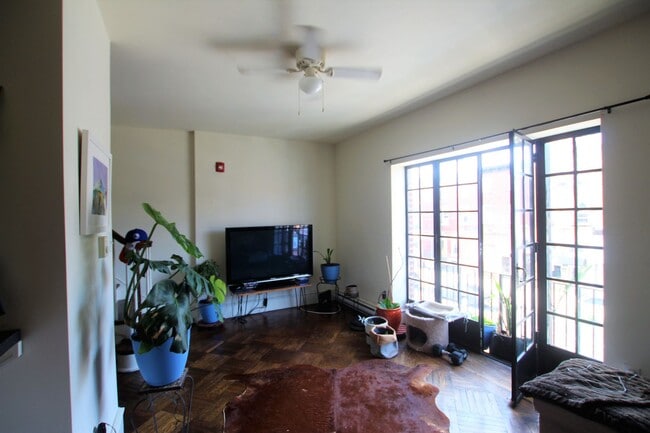 Building Photo - Newly renovated one bedroom Unit 2