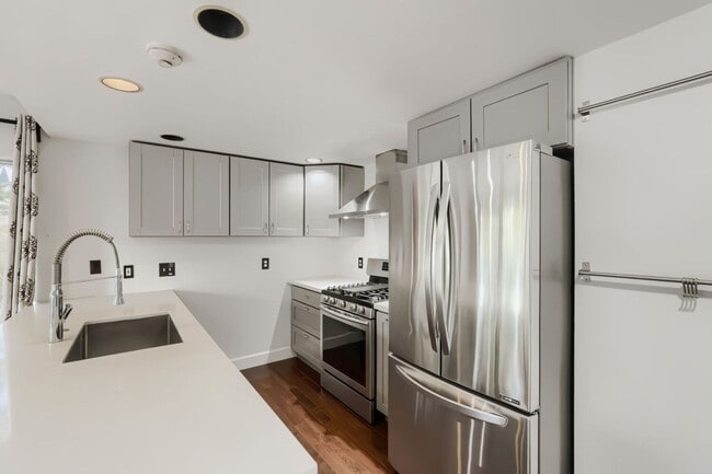 3bed/2.5bath Townhome w/ Attached 2-Car Garage in Prime Redmond Location! - 3bed/2.5bath Townhome w/ Attached 2-Car Garage in Prime Redmond Location!