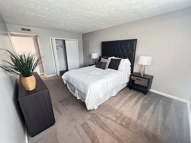 Habitación con armario - Pine Grove Apartments