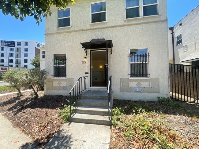 Photo - 5904 San Vicente Blvd Unit 5904