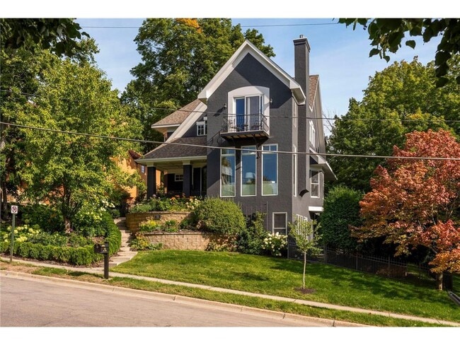 Photo - 745 Rice St E