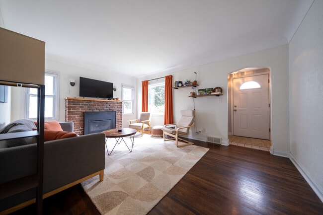 Photo - 1606 Grotto St N