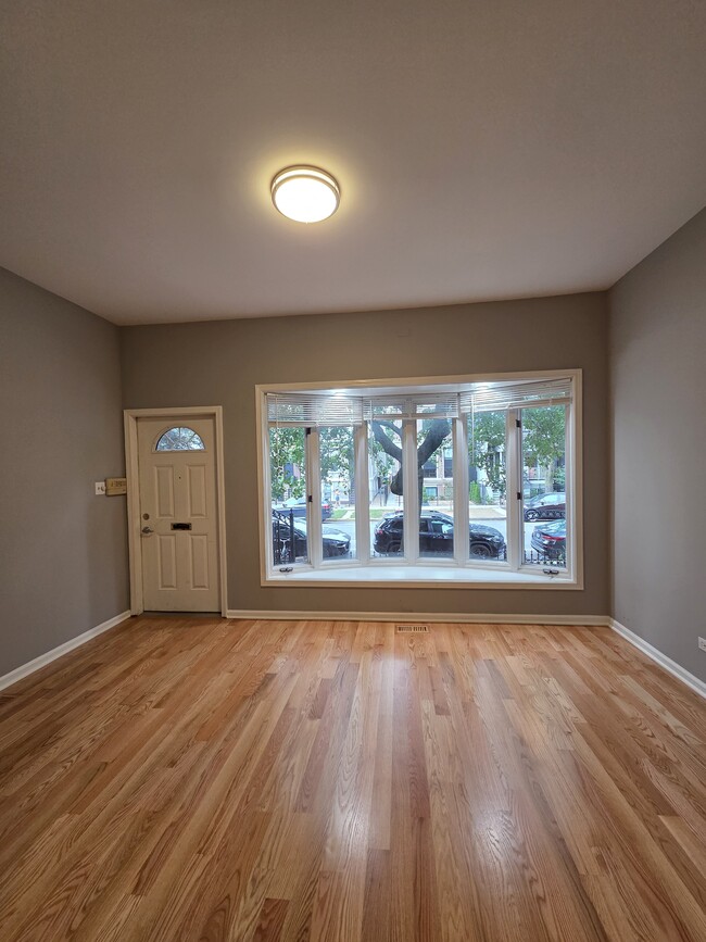 Living room - 1229 W Wellington Ave Unit 1