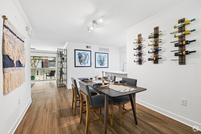B2R 2BR, 2BA - 1,038SF - Dining Room - Gables Cityscape