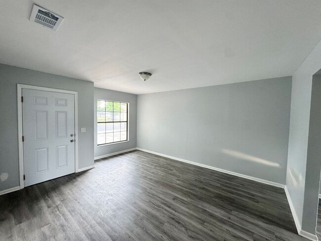 Photo - **Beautifully Updated (2BR/1BA) Lakeland Duplex**