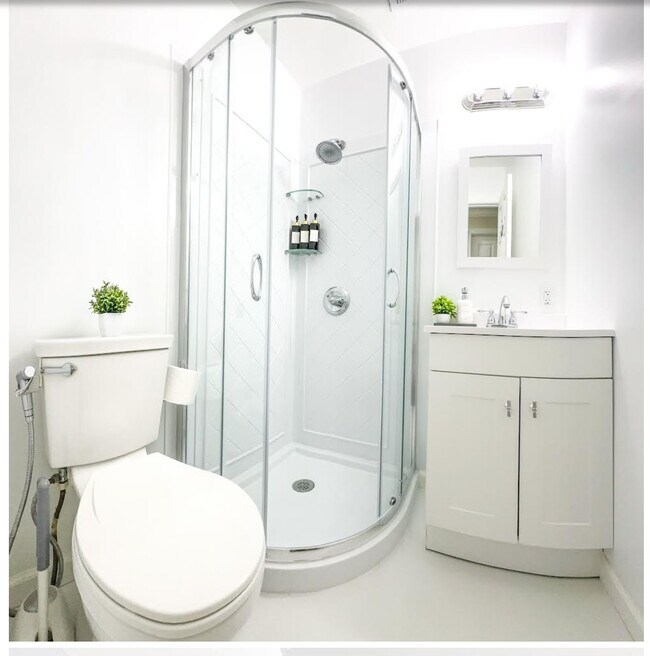 Baño compartido - 7515 Havelock St Unidad Joyful Bedroom