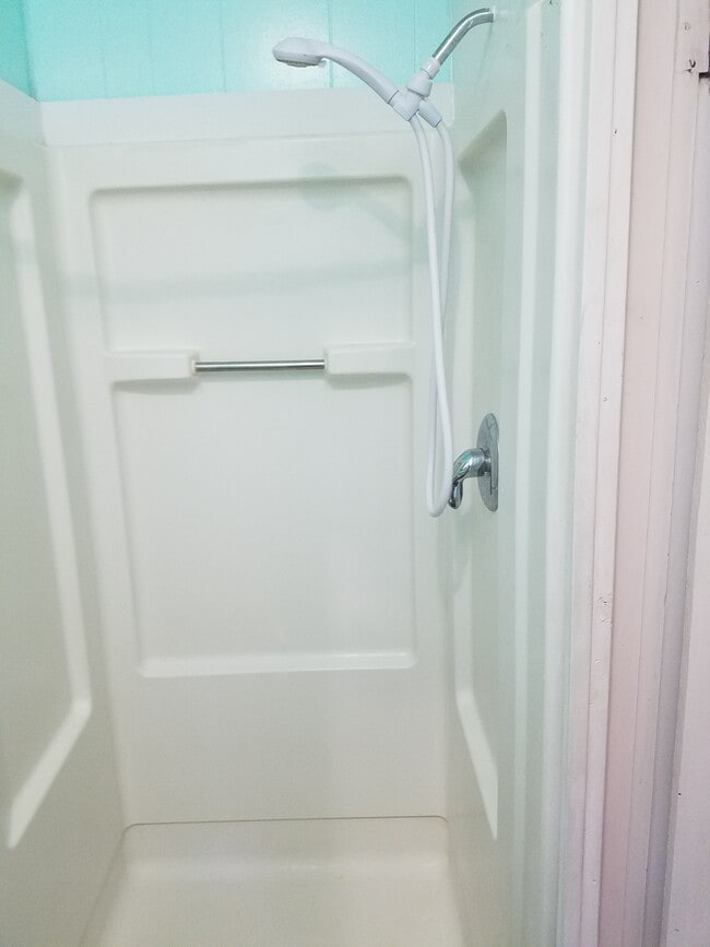 Shower - 919 W 3rd St