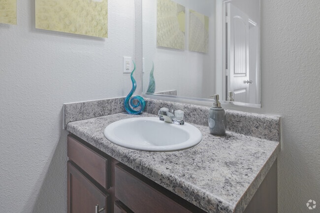 2BR, 2BA - 1,096SF - Secondary Bathroom