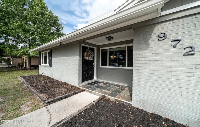 Photo - 972 Dostie Cir