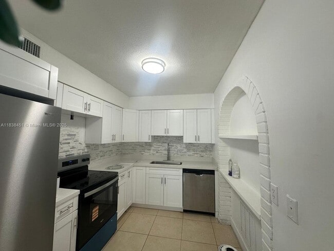 Photo - 700 SW 67th Ave