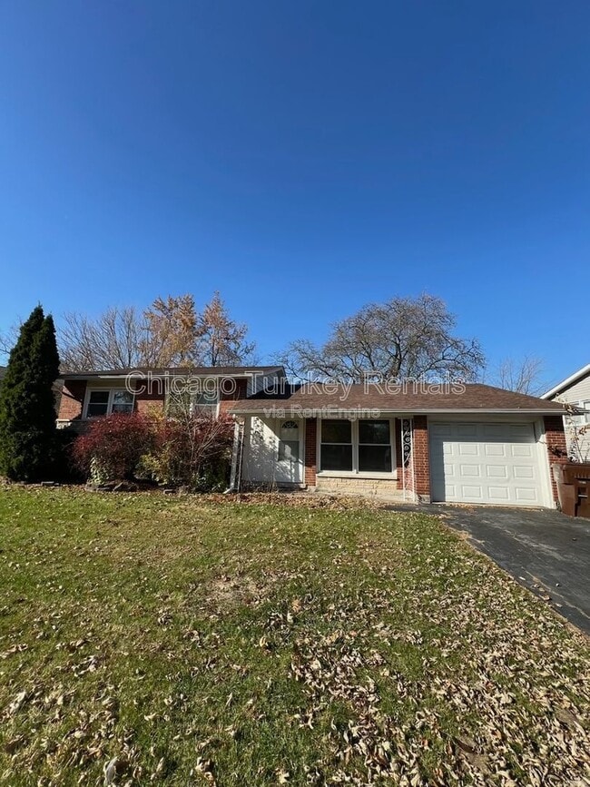 Building Photo - 17504 Oakwood Dr