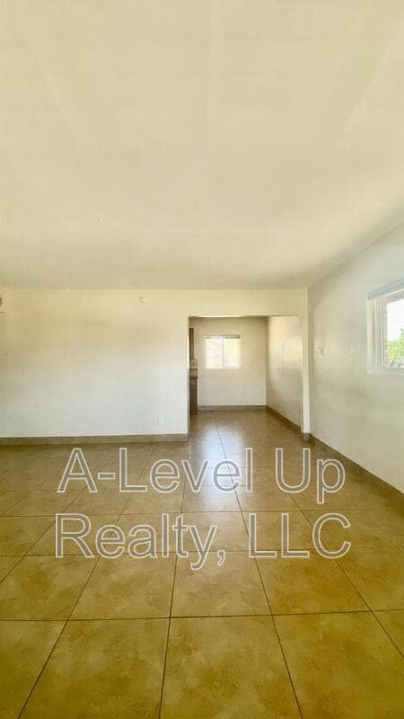 Photo - 5020 E 1st St