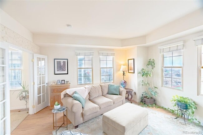 Building Photo - 300 W 11th Ave Unit 17D