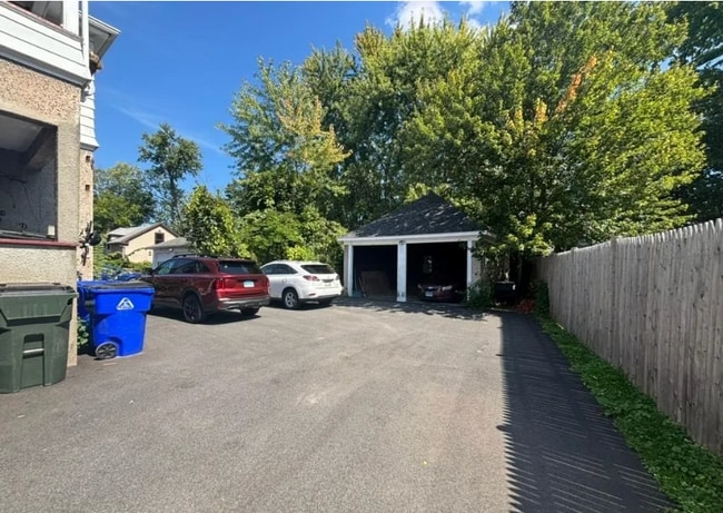 Photo - 62 Quaker Ln S