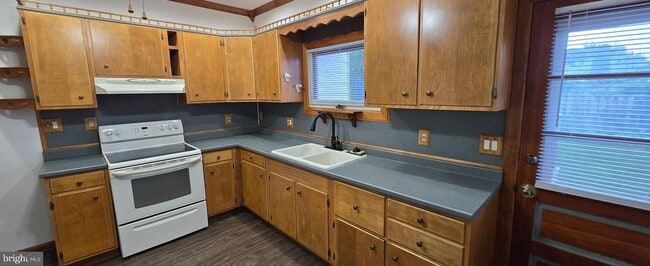 Photo - 325 W Spring St