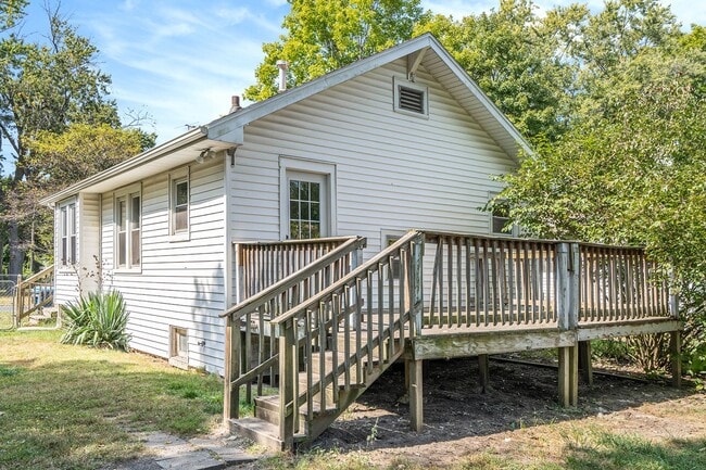 Photo - $1395 Eastwood 2-Bed/1-Bath Ranch, Basement, Large, Fenced yard - Ask about our no security depos...