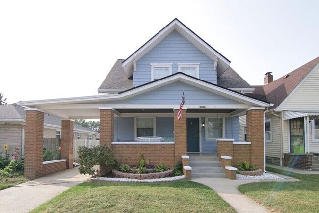 Building Photo - Great Location Steps From Main Street in S...