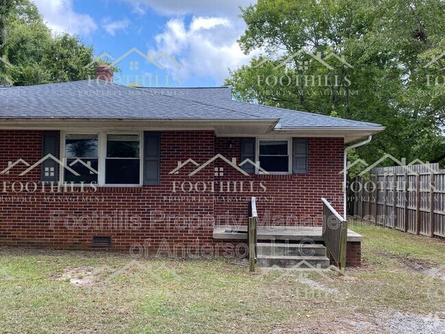 Building Photo - 2712 Cedar Ln Unit A Rental