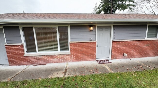Building Photo - Cozy upgraded 2 bedroom duplex w/ attached 1 car garage in Lakewood available now!