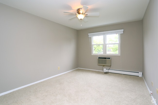 1BR, 1BA - 750SF - Bedroom