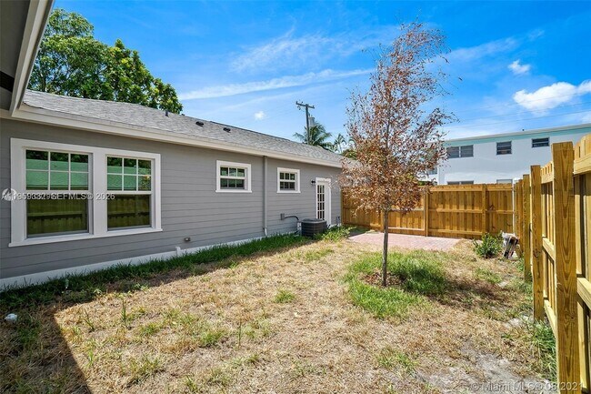 Photo - 711 N L St Unit 2